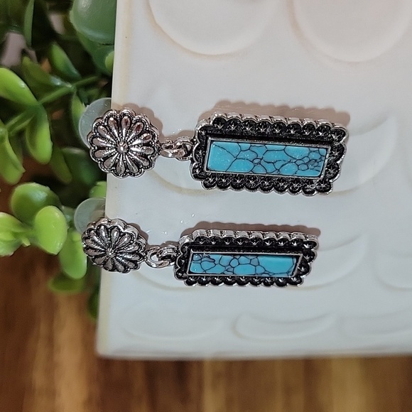 🔥LAST PAIR🔥 CONCHO TOP SCALLOP DROP EARRINGS - Picture 4 of 7